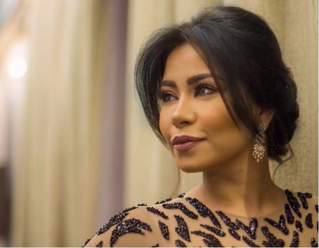 بالصورة: سقوط شيرين على المسرح يثير البلبلة