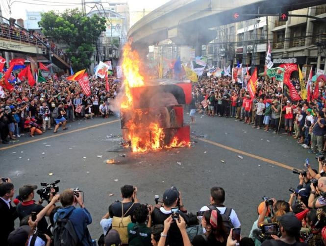 Thousands rally in Philippines to warn of Duterte 'dictatorship'
