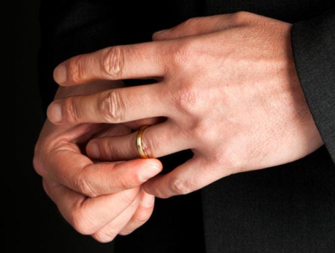 ضبط زوجته مع عشيقها وهذا ما فعله...