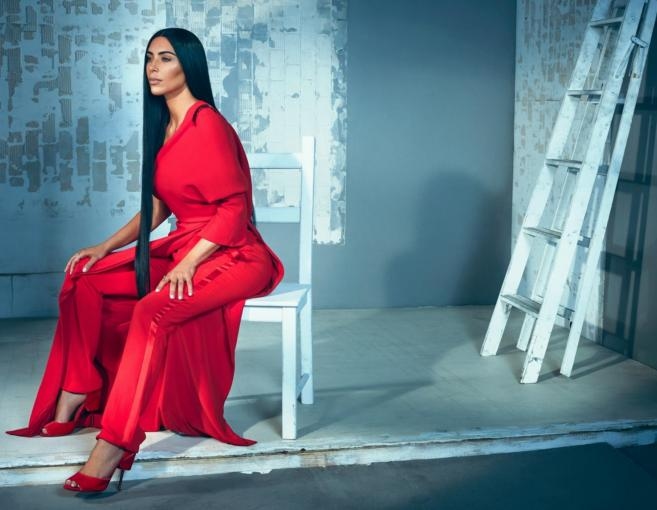 بالصور: كيف بدت كيم بالملابس المحتشمة على غلاف المجلّة؟