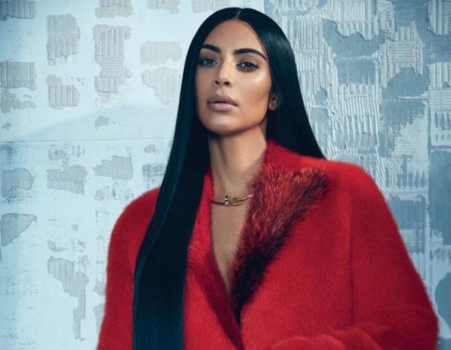 بالصور: كيف بدت كيم بالملابس المحتشمة على غلاف المجلّة؟