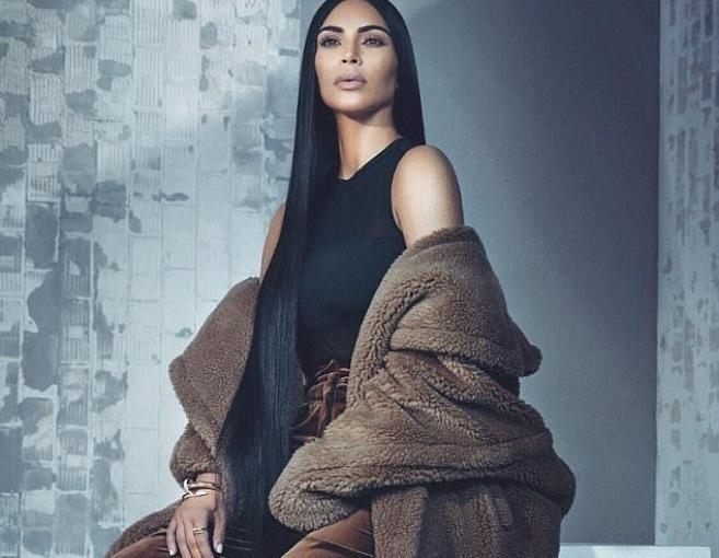 بالصور: كيف بدت كيم بالملابس المحتشمة على غلاف المجلّة؟