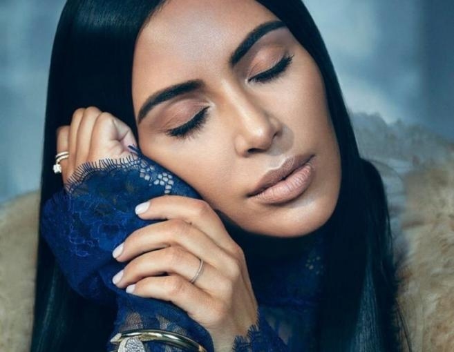 بالصور: كيف بدت كيم بالملابس المحتشمة على غلاف المجلّة؟