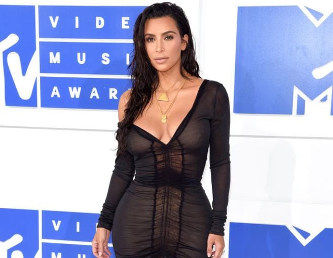 بالصور: كيف بدت كيم بالملابس المحتشمة على غلاف المجلّة؟