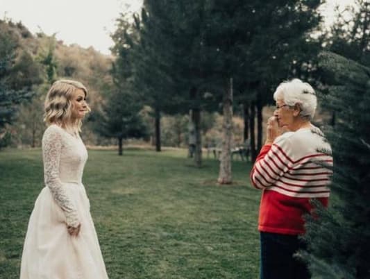 Photos: Bride Surprises Grandmother by Wearing Her Wedding Dress From 1962