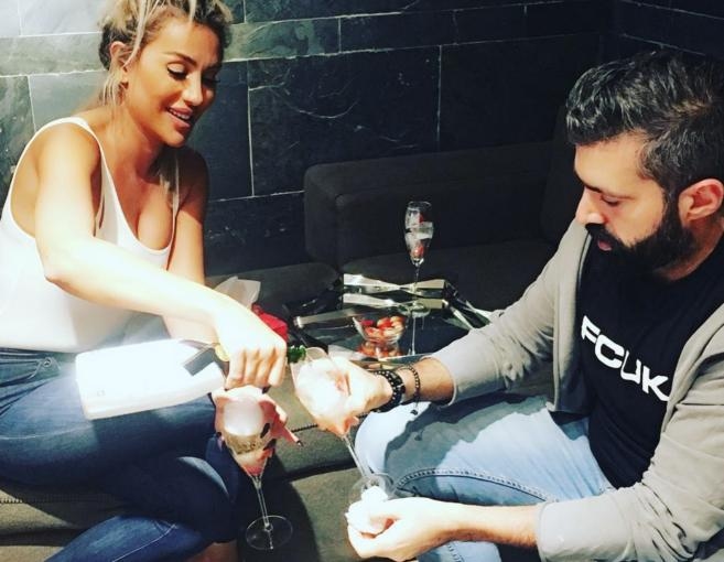 بالصورة: مَن هو الرجل الذي شربت مايا نخبه؟