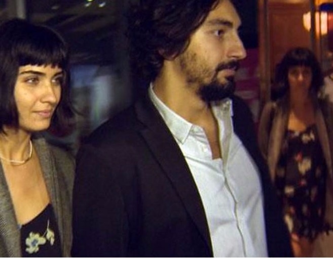 بالصورة: توبا بويوكوستون وحبيبها يشغلان الصحافة