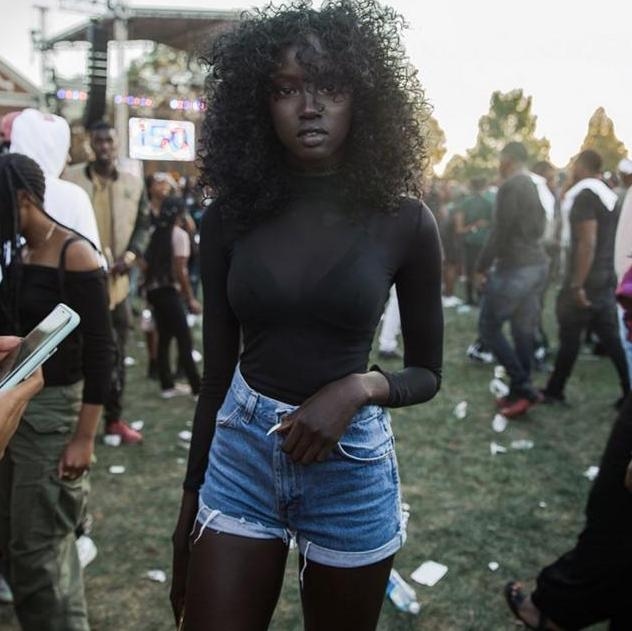 صور طالبة تدخلها عالم الأزياء