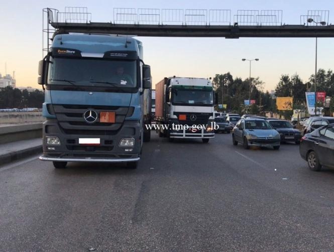 التحكم المروري: تعطل شاحنة على مدخل سوق السمك الكرنتينا ودراج من مفرزة سير بيروت الثالثة يعمل على تسهيل السير في المحلة
