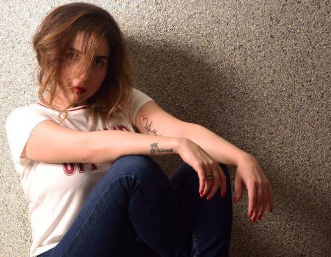 كيف أصبح شكل النجمة العربية بعد تجميل أنفها؟