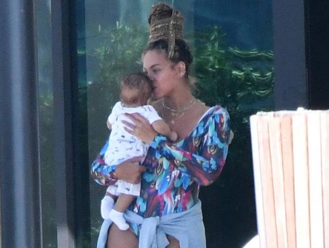 Photos: First Public Photo of Beyonce's Twins Surface, and They're Growing Fast!