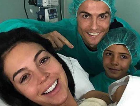 رونالدو ينشر صورةً من المستشفى: نحن سعداء!