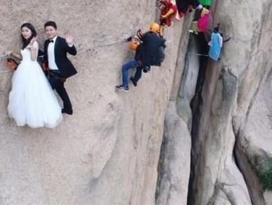 بالصور: عروسان يخاطران بحياتهما وهذا ما فعلاه