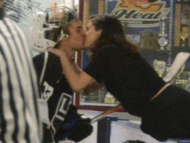 بين جاستن بيبر وسيلينا غوميز... قبلات!