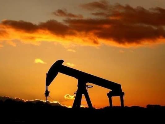 النفط يرتفع مع هبوط الدولار