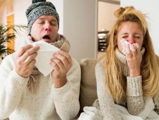 لمَ يعاني الرجل أكثر من المرأة خلال نزلات البرد؟