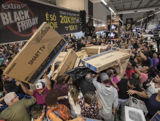Photos: Chaos Over Discount TVs on Black Friday 2017 