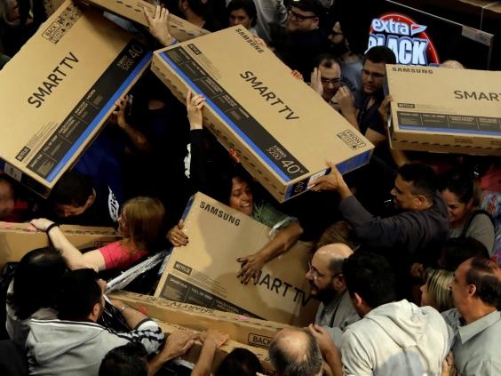 Photos: Chaos Over Discount TVs on Black Friday 2017 