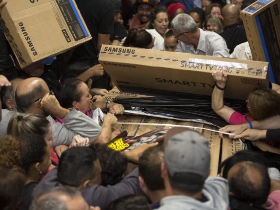 Photos: Chaos Over Discount TVs on Black Friday 2017 