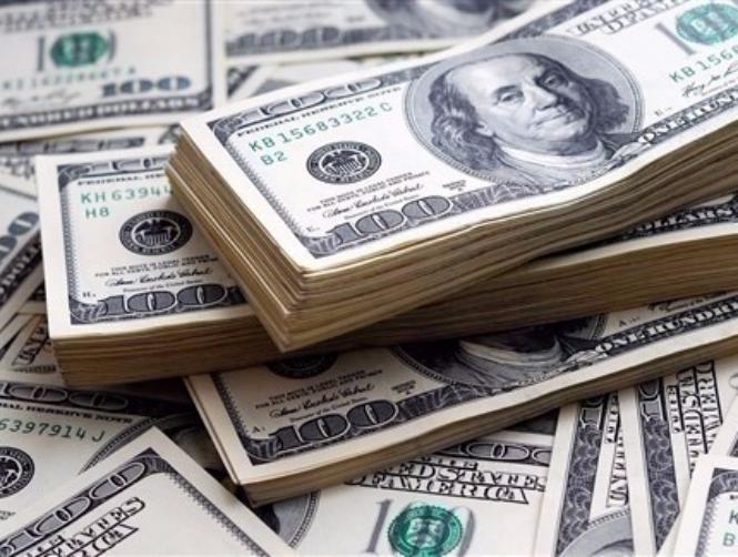 الدولار يهبط متأثراً بقوة الإسترليني