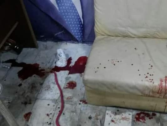 بالصور: استهداف مكتب تابع للوزير السابق اشرف ريفي في منطقة محرم في طرابلس وإصابة أحد المتواجدين في المكتب برجله