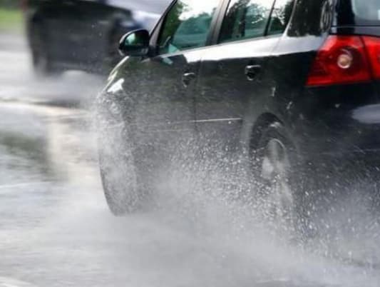 التحكم المروري: يرجى من السائقين التروي في القيادة بسبب الأمطار لتجنب حوادث الإنزلاق