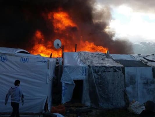 الدفاع المدني: 8 قتلى و4 جرحى إثر الحريق الهائل داخل مخيم للنازحين السوريين في غزة