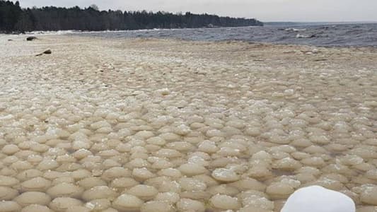 بالصور: كرات جليديّة على الشاطئ