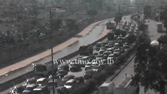 التحكم المروري: حركة المرور كثيفة من أوتوستراد الرئيس لحود باتجاه الكرنتينا وصولاً إلى الدورة