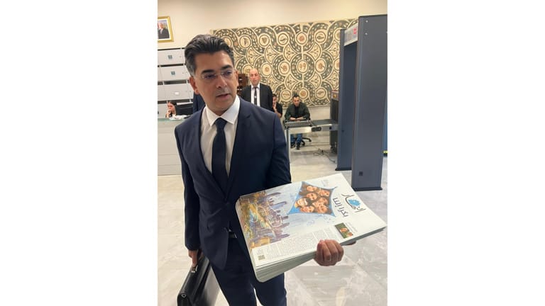 بالصورة: جرائد من وزير الإعلام للوزراء... ما السبب؟