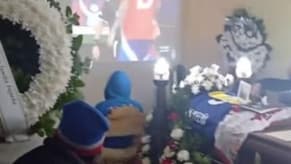 بالفيديو: أوقفوا الجنازة لمتابعة المباراة!