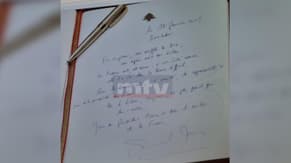 Photo: Macron Writes a Message of Hope in the Guestbook