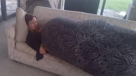 وجد متطفلاً نائماً على أريكته... وهذا ما فعله!