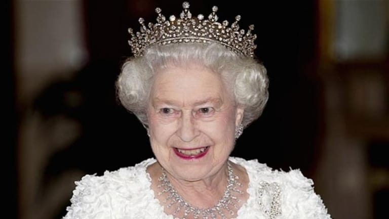 الملكة إليزابيث: التاج ثقيل و"يكسر الرقبة"!