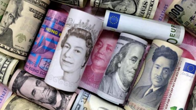 Dollar index holds steady as markets await Trump's speech and Fed