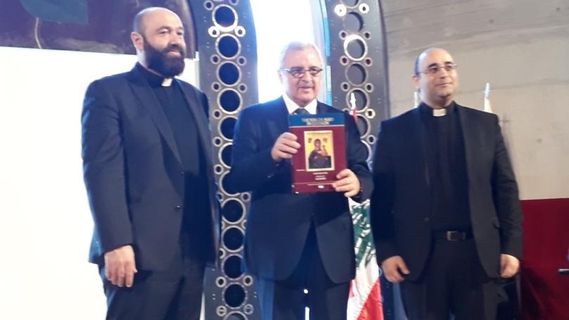 بالصورة: هكذا سقطت شيرين على المسرح