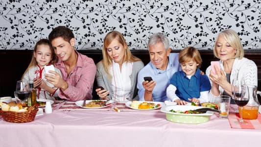 Using Your Phone At Dinner Isn’t Just Rude, It Also Makes You Unhappy