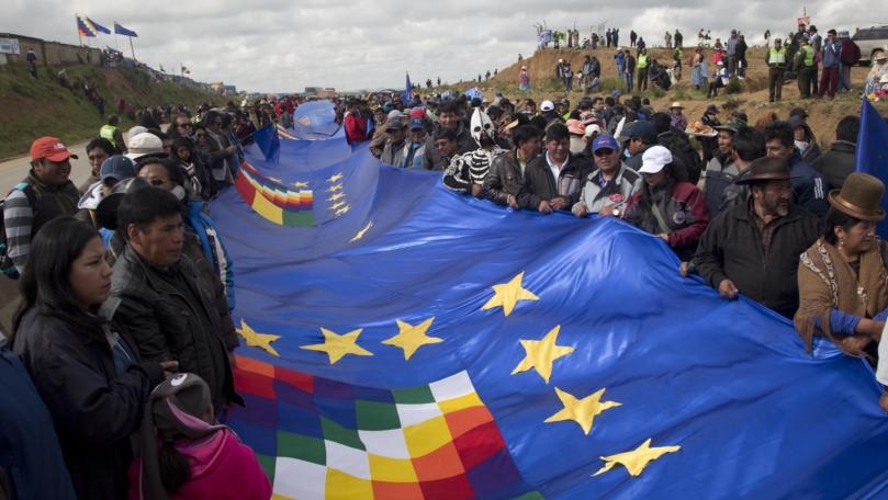 Bolivians unfurl massive flag in support for sea access claim