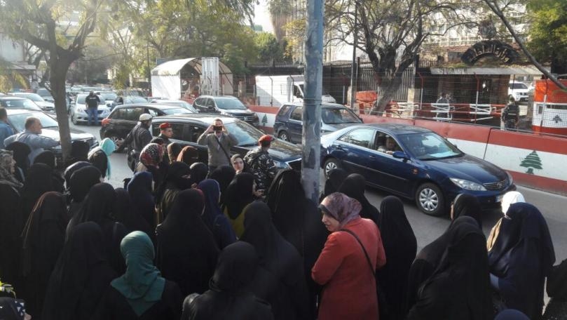 مراسل mtv: أهالي الموقوفين الإسلاميين يتوجهون بعد لقائهم المفتي دريان إلى وزارة الداخلية لتنفيذ إعتصام تضامني مع أبنائهم المضربين عن الطعام بعد ورود أنباء عن تعرّض بعض أبنائهم للضرب في سجن رومية