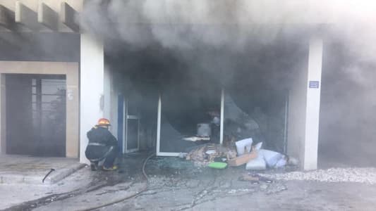 بالصور: حريق داخل متجر لتنجيد المفروشات