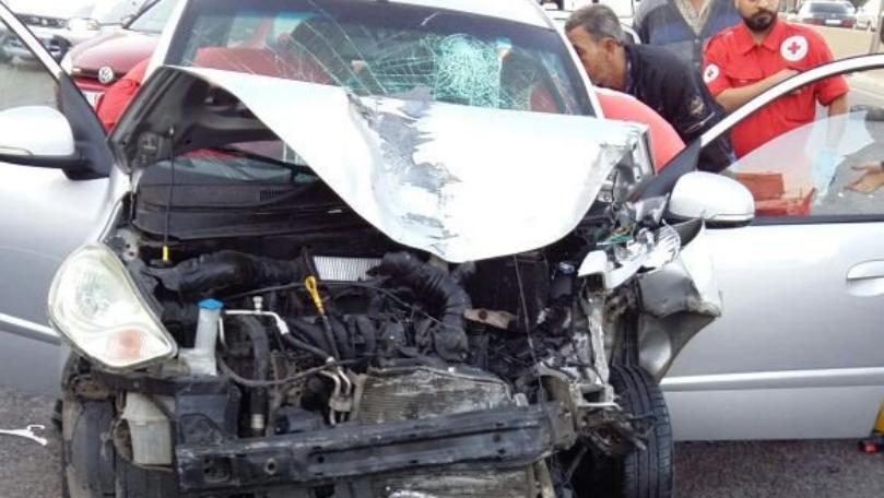 "التحكم المروري": جريح نتيجة تصادم بين سيارة وفان وانقلابه على اوتوستراد الصفرا المسلك الشرقي مقابل محطة محروقات زغيب وحركة المرور كثيفة بالاتجاهين، وتتم المعالجة من قبل دراج مفرزة سير جونيه 
