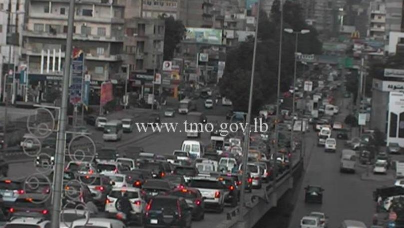 "التحكم المروري": حركة المرور كثيفة من شارل الحلو باتجاه الكرنتينا وصولا الى جل الديب