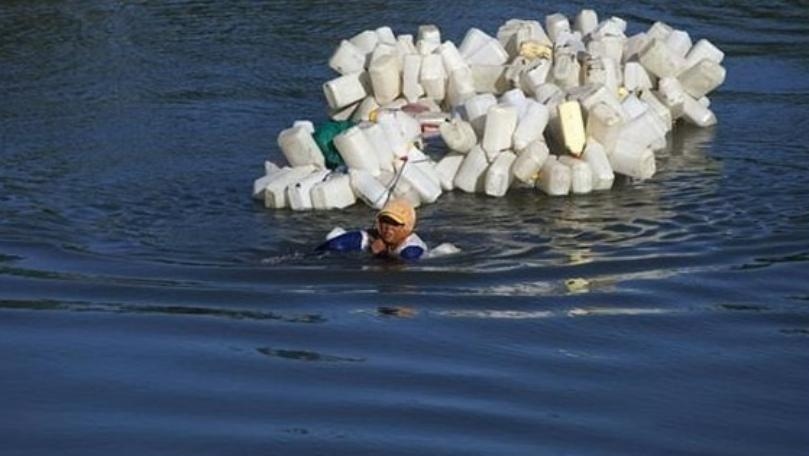 تسبح يومياً للحصول على مياه الشرب!