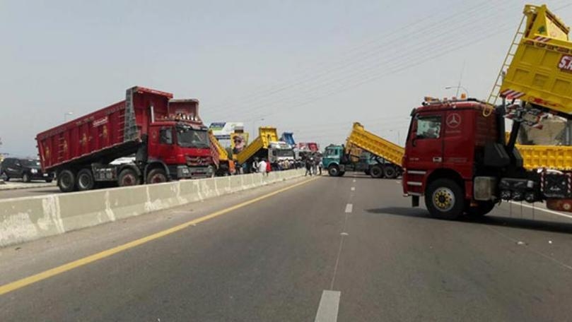إقفال طريق عجلتون بمسلكَيها من قبل أصحاب الشاحنات
