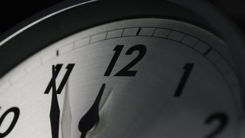 لا تنسوا تقديم ساعاتكم ساعة منتصف هذه الليلة