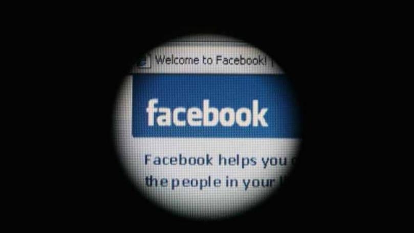 Polls show Facebook losing trust as firm uses ads to apologize