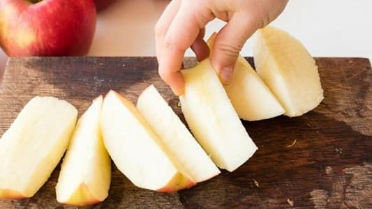 حيلة بسيطة لمنع شحوب التفاح بعد تقطيعه
