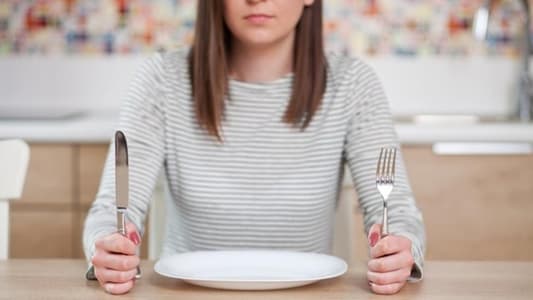 Is It Better to Skip Dinner or Eat Right Before You Go to Bed?