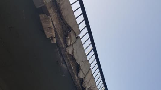 بالصورة: إصطدام شاحنة بحافة جسر الكولا يتسبّب بانهيارات 