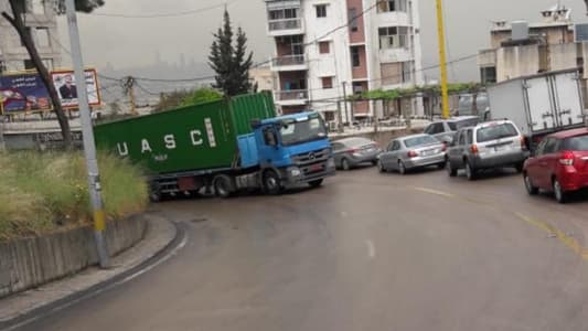 بالصورة: انزلاق شاحنة على طريق انطلياس - الرابية
